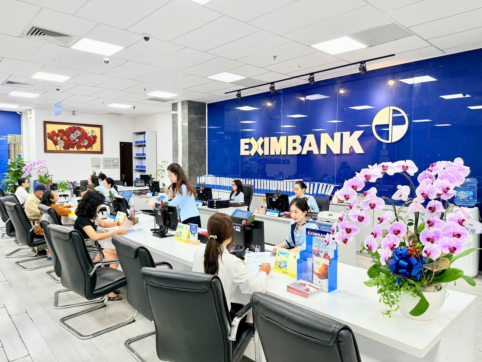 Eximbank tăng mạnh lãi suất tiết kiệm ngay đầu tháng 12, tiếp tục áp dụng mức cao nhất hệ thống cho tiền gửi vào cuối tuần- Ảnh 1.