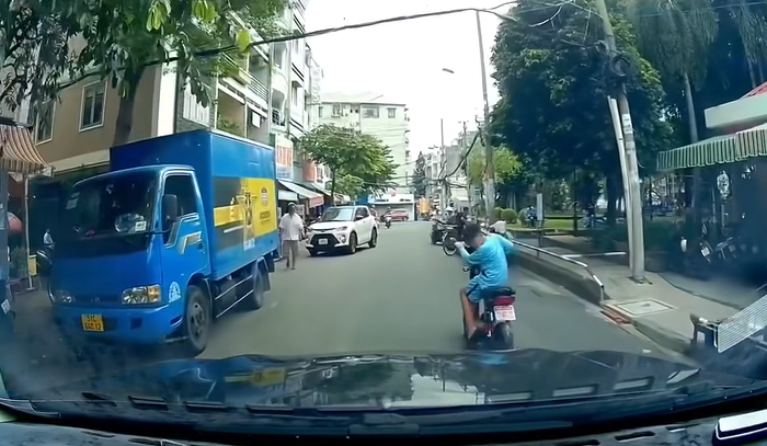 Biết mình sai, cậu bé liên tục làm hành động khiến người đàn ông thốt lên 