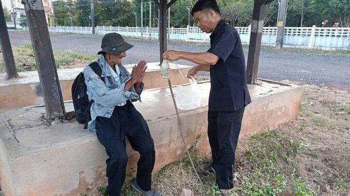 Lên thành phố không tìm được con trai, ông lão 85 tuổi đi bộ 300km về quê- Ảnh 2.