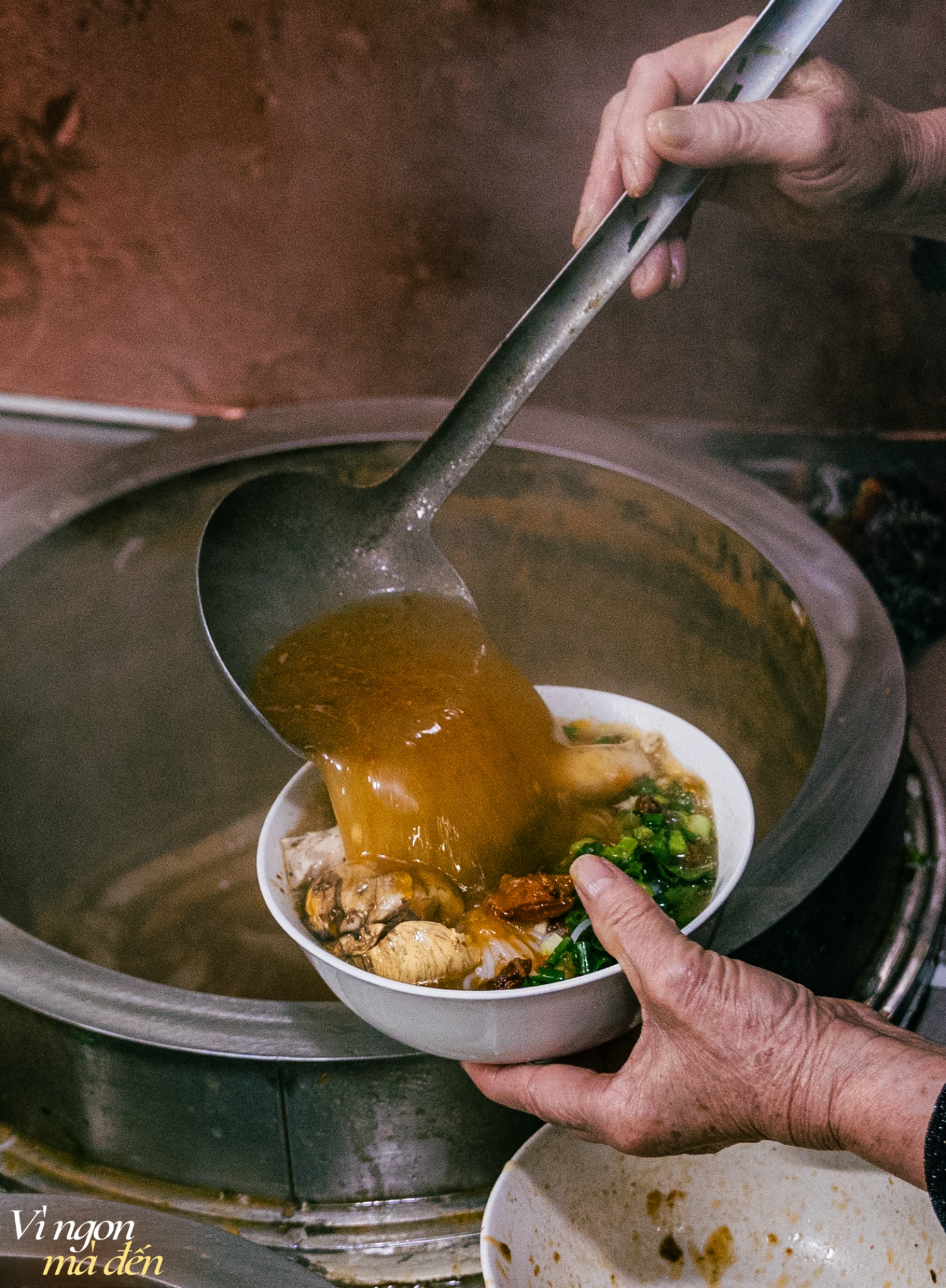 Quán bún riêu nói không với 2 thứ topping quen thuộc, nằm sâu trong ngõ nhỏ nhưng luôn đông khách, hóa ra từng nức tiếng một thời khu chợ Giời những năm 198x- Ảnh 14.