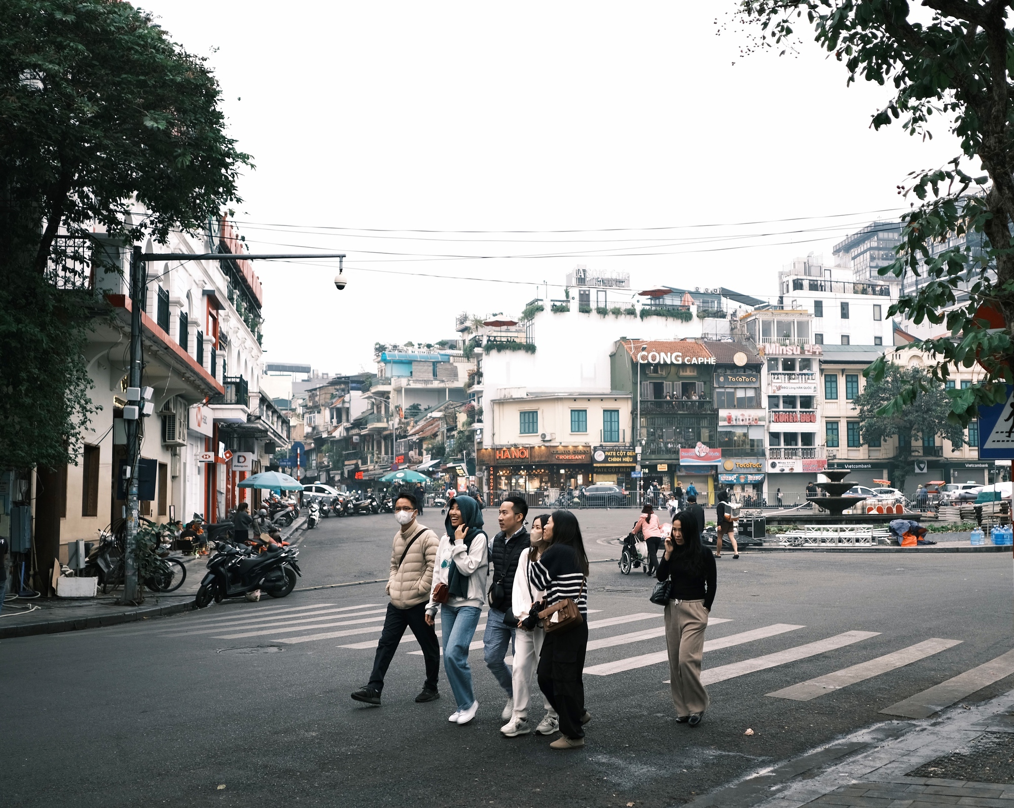 Hà Nội đầu đông, gió lạnh âm u nhưng lại khiến người ta gần nhau nhiều hơn!- Ảnh 7.