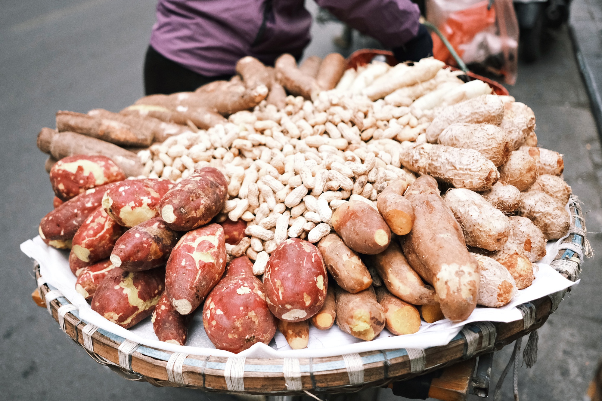 Hà Nội đầu đông, gió lạnh âm u nhưng lại khiến người ta gần nhau nhiều hơn!- Ảnh 16.