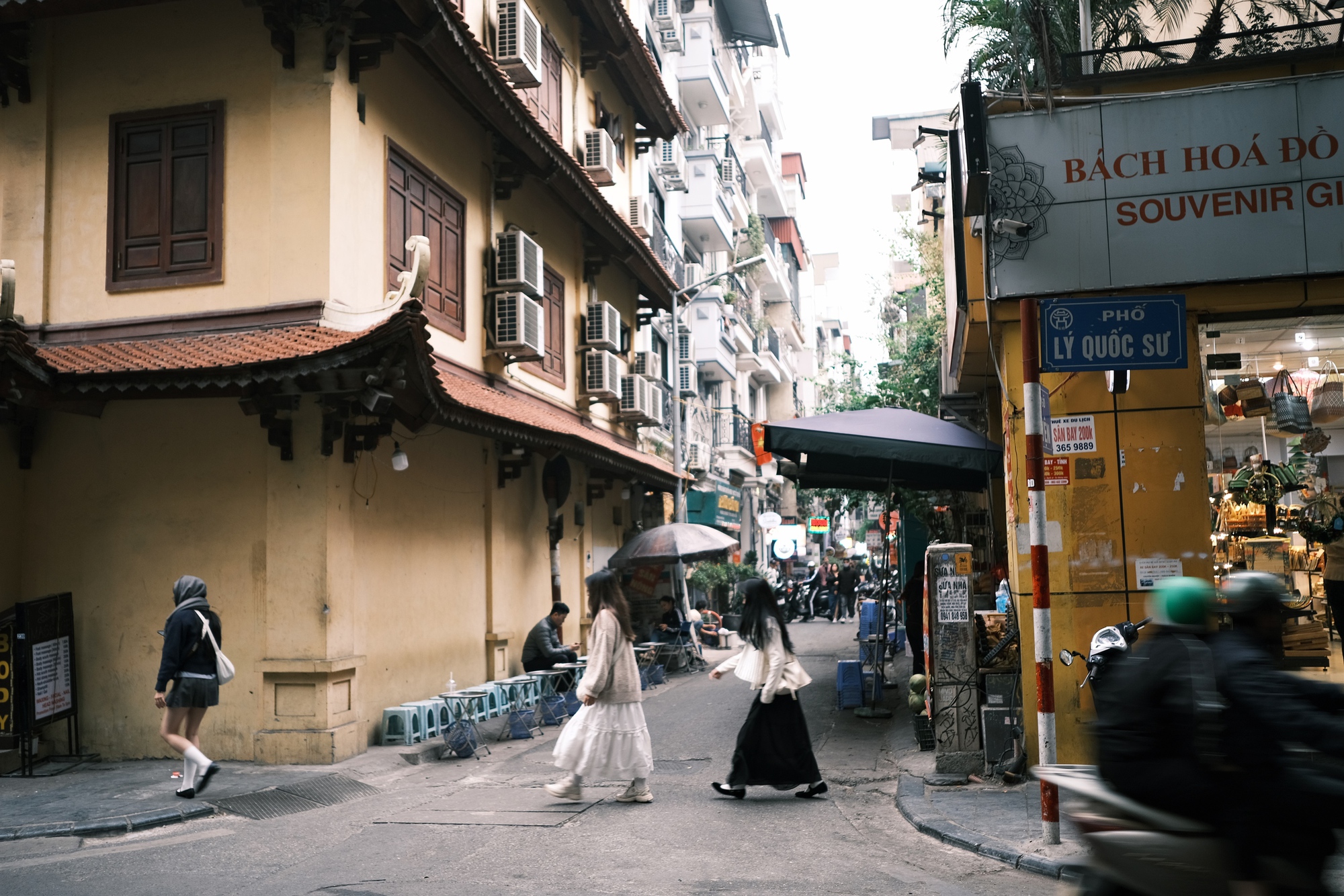 Hà Nội đầu đông, gió lạnh âm u nhưng lại khiến người ta gần nhau nhiều hơn!- Ảnh 12.