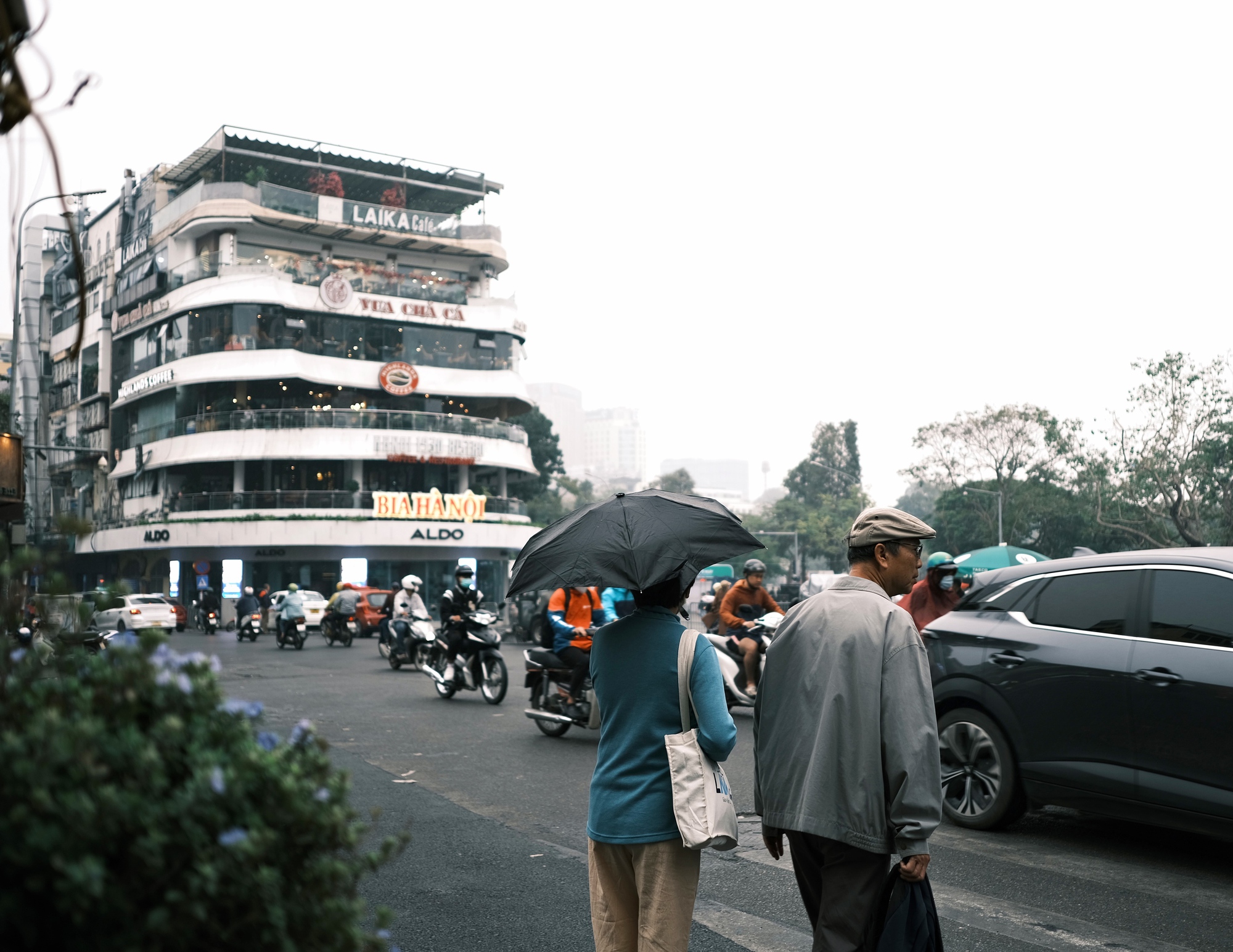 Hà Nội đầu đông, gió lạnh âm u nhưng lại khiến người ta gần nhau nhiều hơn!- Ảnh 3.