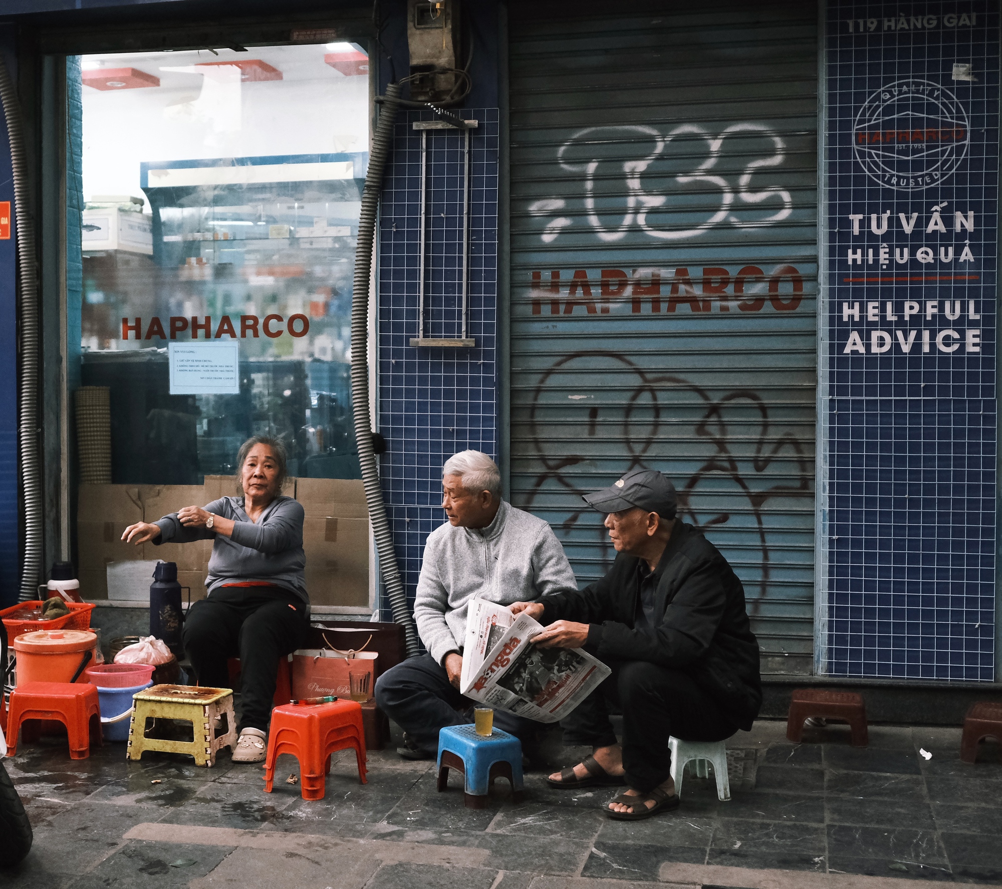 Hà Nội đầu đông, gió lạnh âm u nhưng lại khiến người ta gần nhau nhiều hơn!- Ảnh 13.