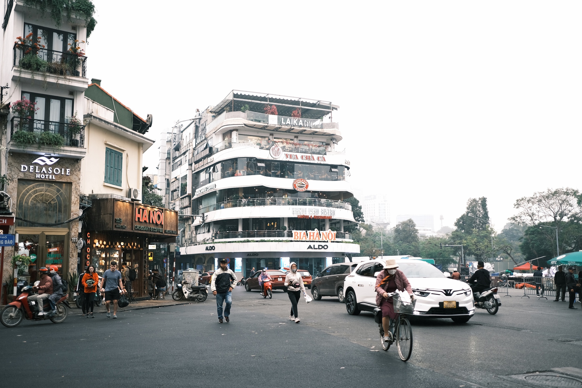 Hà Nội đầu đông, gió lạnh âm u nhưng lại khiến người ta gần nhau nhiều hơn!- Ảnh 1.