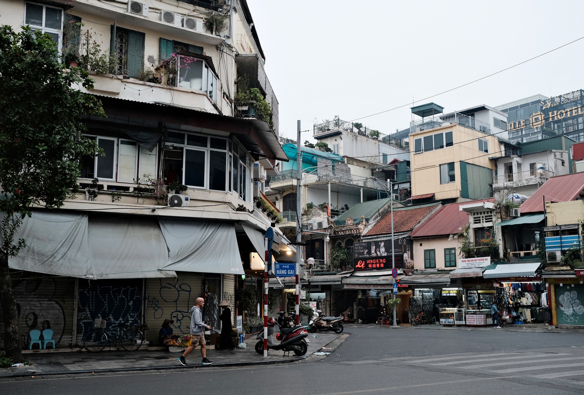 Hà Nội đầu đông, gió lạnh âm u nhưng lại khiến người ta gần nhau nhiều hơn!- Ảnh 2.