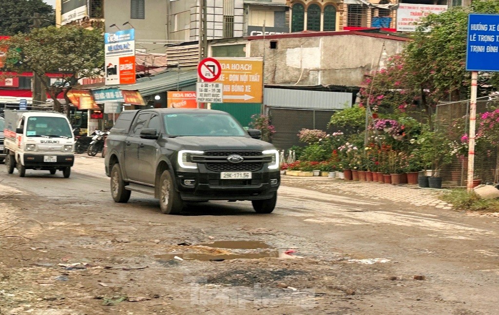 Mặt đường 'dị dạng' trên phố Nguyễn Cảnh Dị- Ảnh 2.