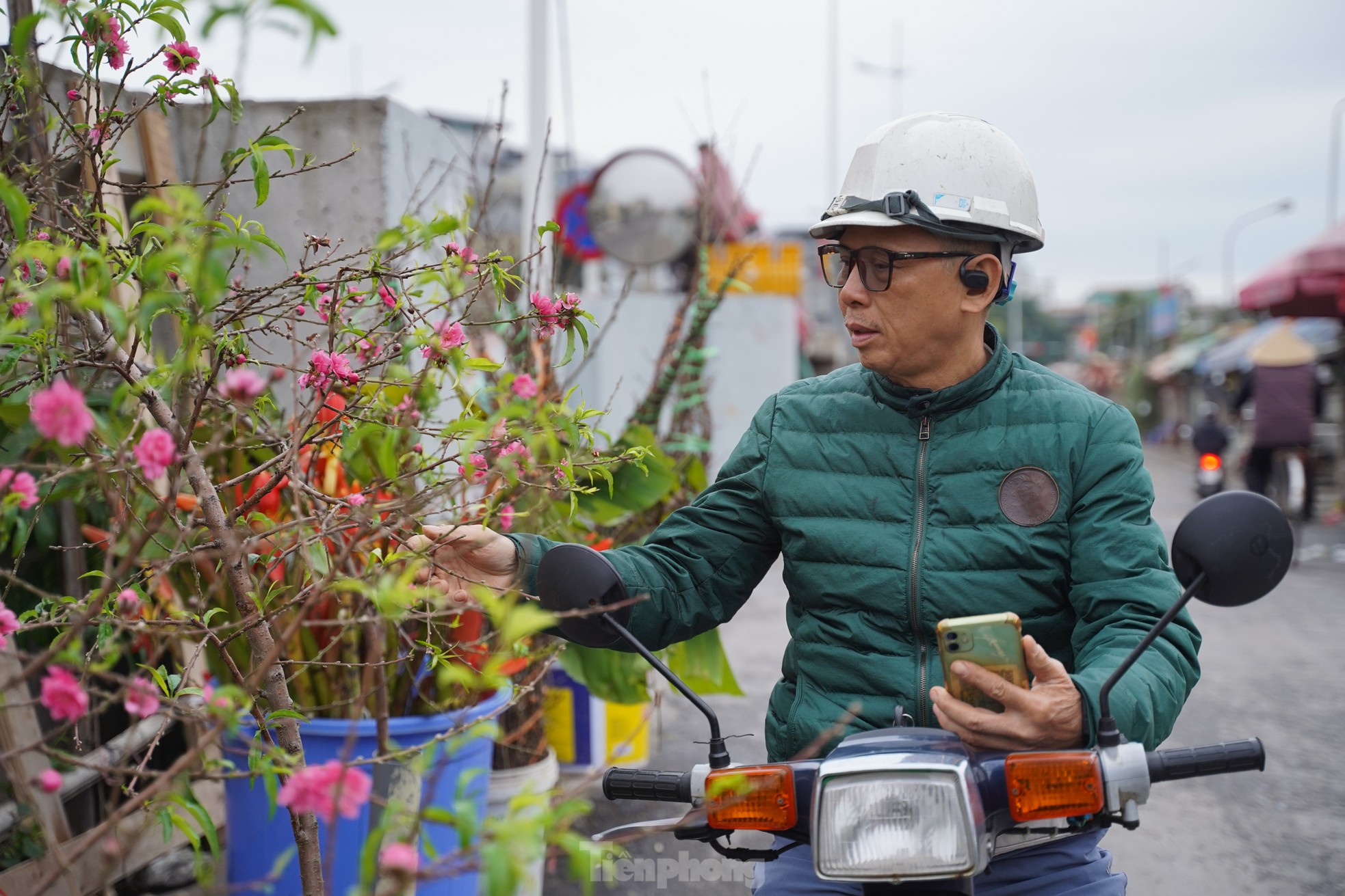 Đào, quất xuống phố mang không khí Tết đến sớm với người dân Thủ đô- Ảnh 6.