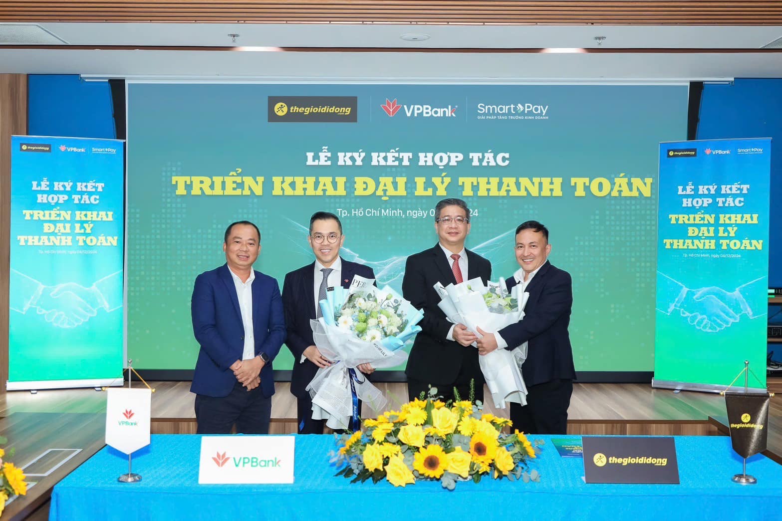 Hơn 20 nghìn giao dịch rút, chuyển tiền qua "cây ATM" tại cửa hàng Thế Giới Di Động và Điện máy Xanh chỉ trong 7 ngày đầu- Ảnh 1. Hơn 20 nghìn giao dịch rút, chuyển tiền qua "cây ATM" tại cửa hàng Thế Giới Di Động và Điện máy Xanh chỉ trong 7 ngày đầu- Ảnh 1.
