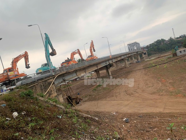 Sẵn sàng tháo dỡ phần còn lại của cầu Phong Châu- Ảnh 2.