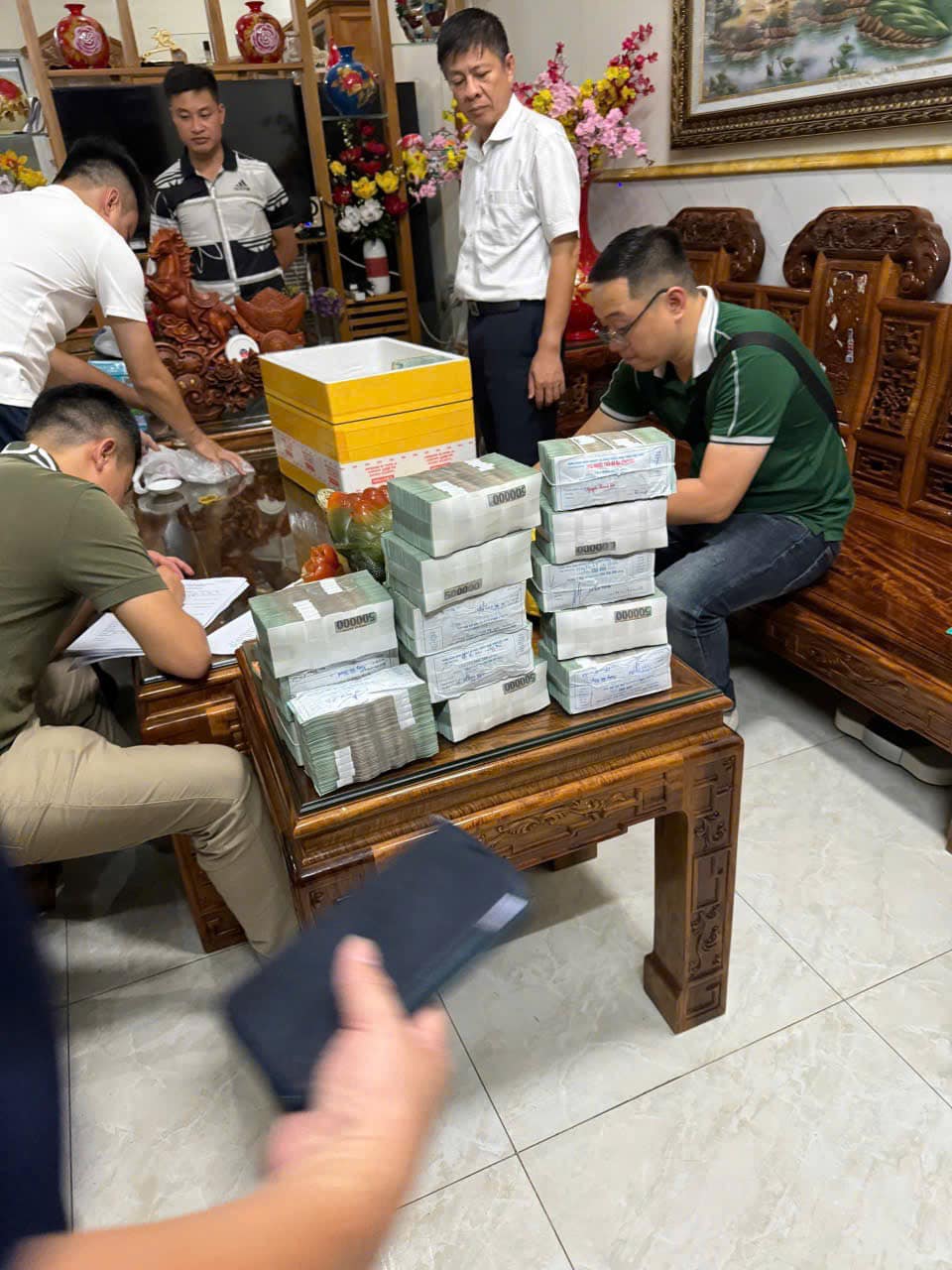 Vụ Mr Pips bị bắt: Những ai đã nạp tiền đầu tư vào các sàn giao dịch có tên này, liên hệ ngay cơ quan công an- Ảnh 3. Vụ Mr Pips bị bắt: Những ai đã nạp tiền đầu tư vào các sàn giao dịch có tên này, liên hệ ngay cơ quan công an- Ảnh 3.
