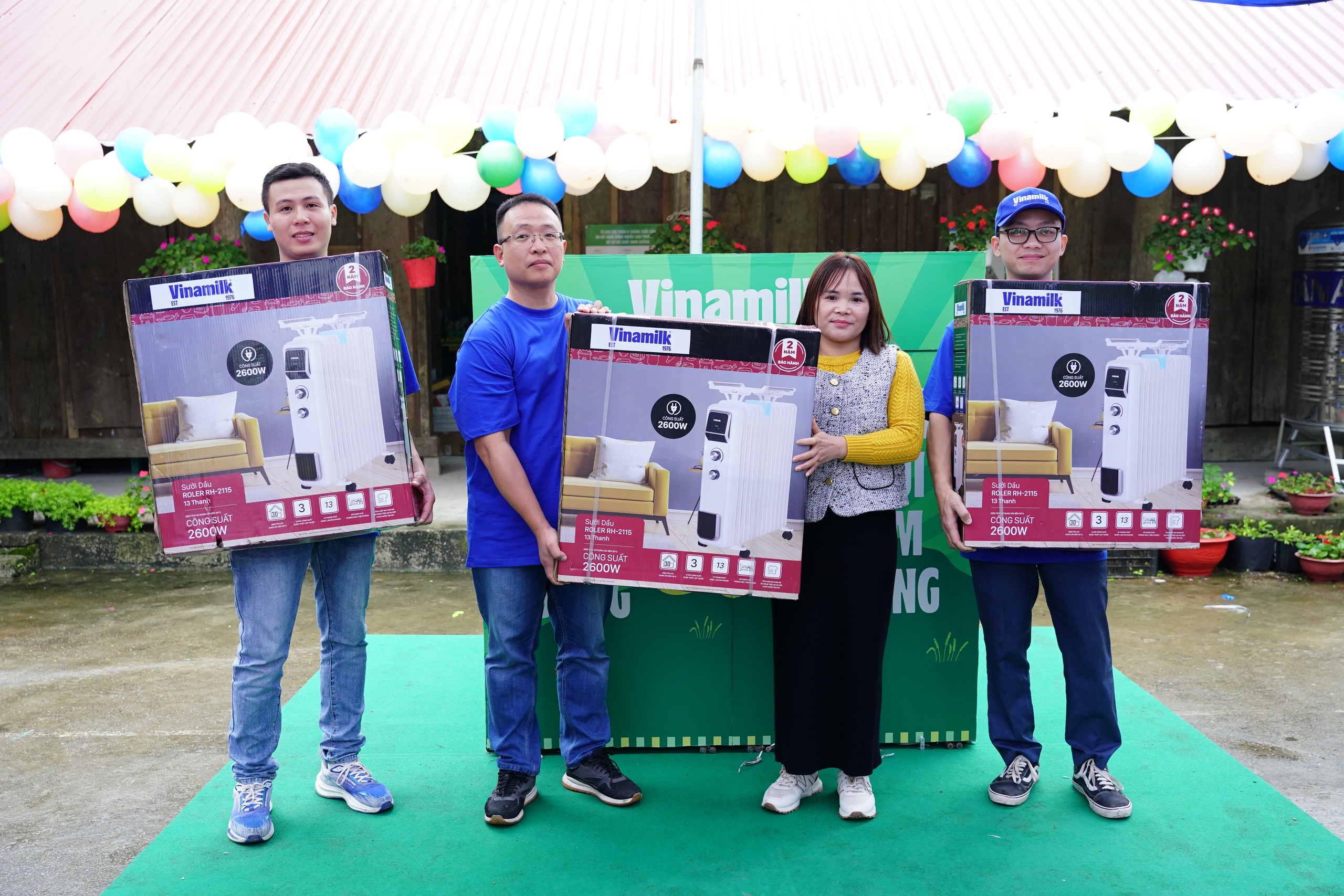 Hộp quà bất ngờ từ Vinamilk mang niềm vui ấm áp đến trẻ em vùng cao
- Ảnh 11. Hộp quà bất ngờ từ Vinamilk mang niềm vui ấm áp đến trẻ em vùng cao
- Ảnh 11.