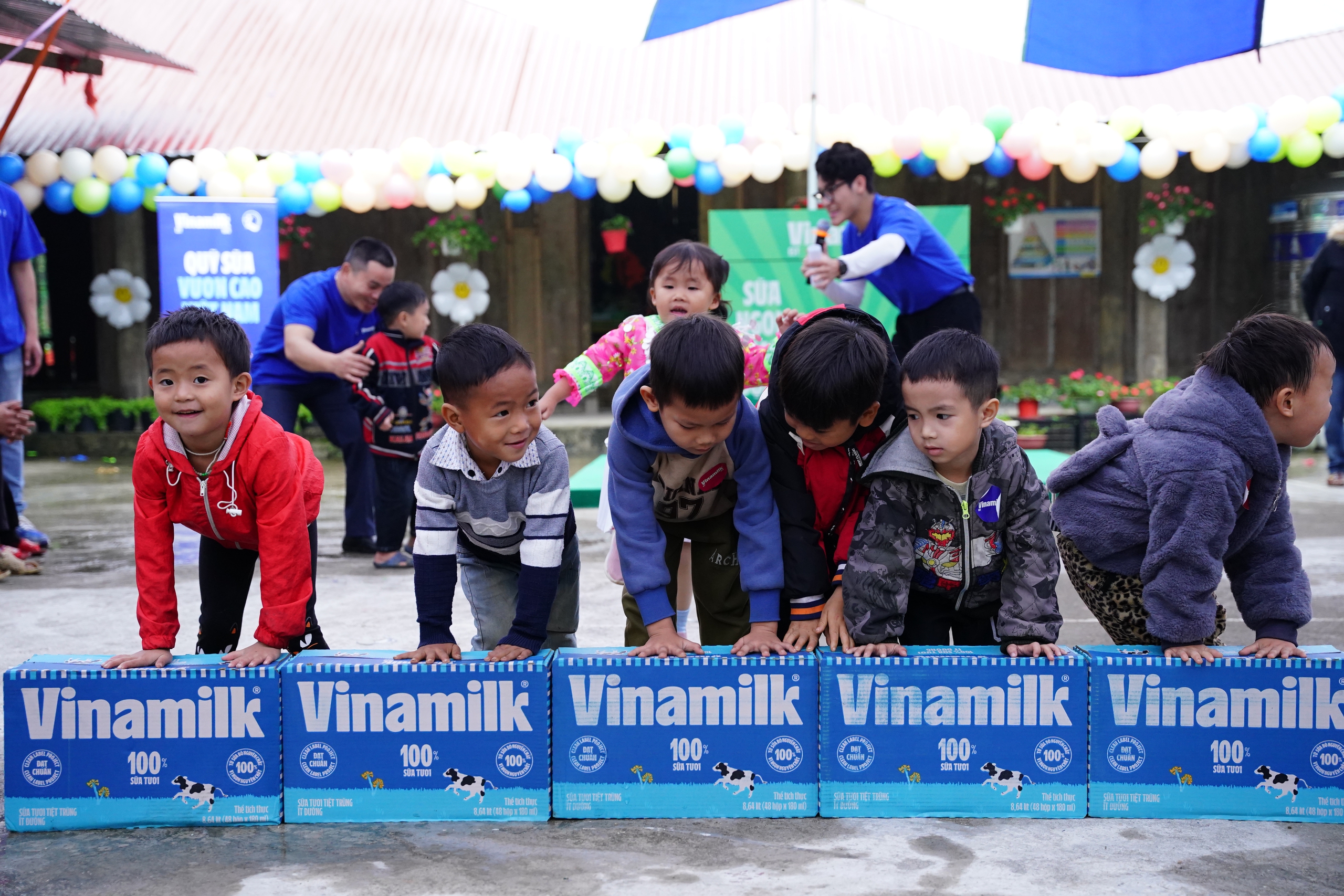 Hộp quà bất ngờ từ Vinamilk mang niềm vui ấm áp đến trẻ em vùng cao
- Ảnh 3. Hộp quà bất ngờ từ Vinamilk mang niềm vui ấm áp đến trẻ em vùng cao
- Ảnh 3.