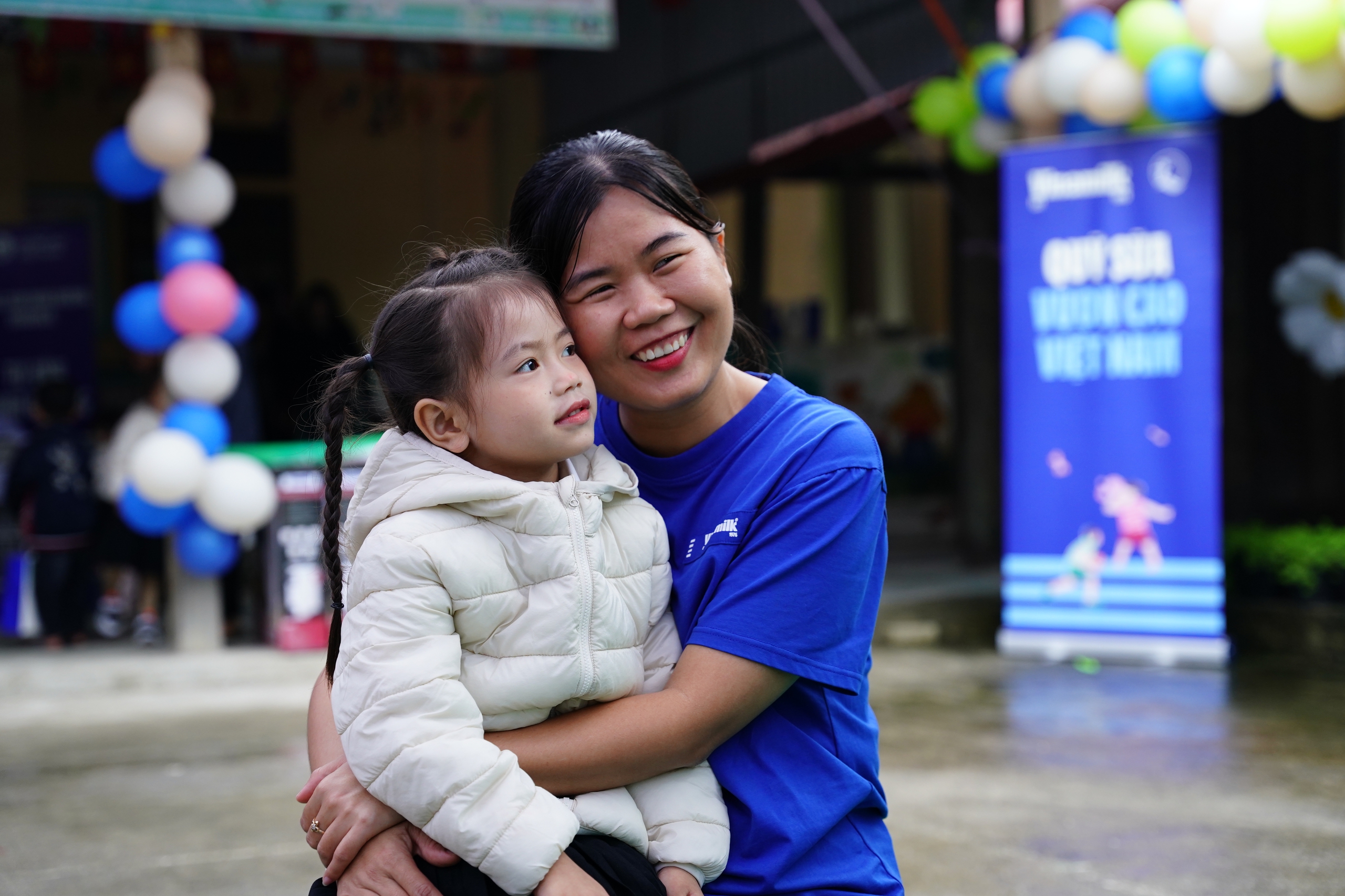 Hộp quà bất ngờ từ Vinamilk mang niềm vui ấm áp đến trẻ em vùng cao
- Ảnh 7. Hộp quà bất ngờ từ Vinamilk mang niềm vui ấm áp đến trẻ em vùng cao
- Ảnh 7.