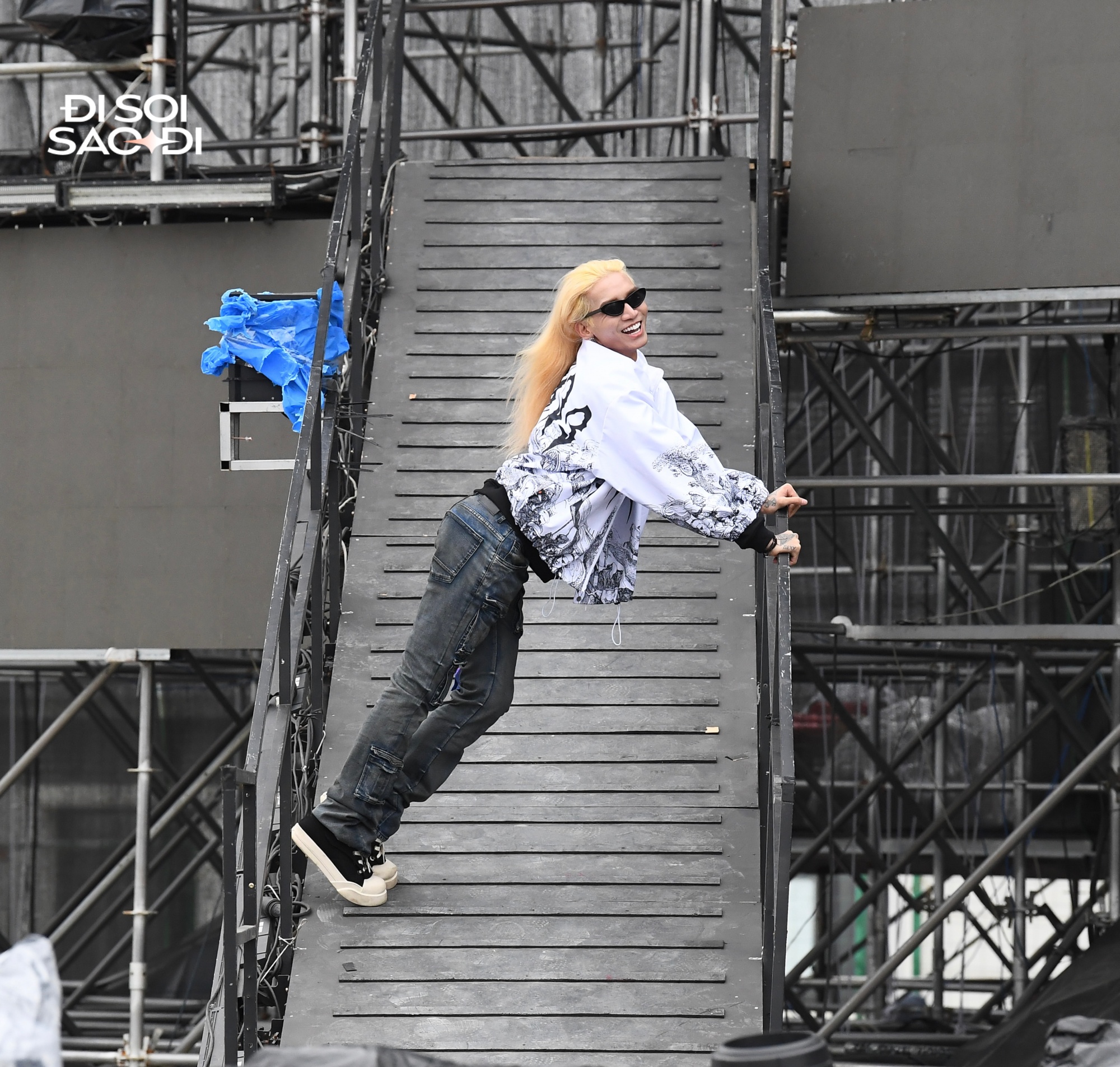 Dàn anh tài trùm kín mít tổng duyệt concert Chông Gai dưới trời rét buốt, SOOBIN vừa xuất hiện đã “check var” ngay!- Ảnh 9.