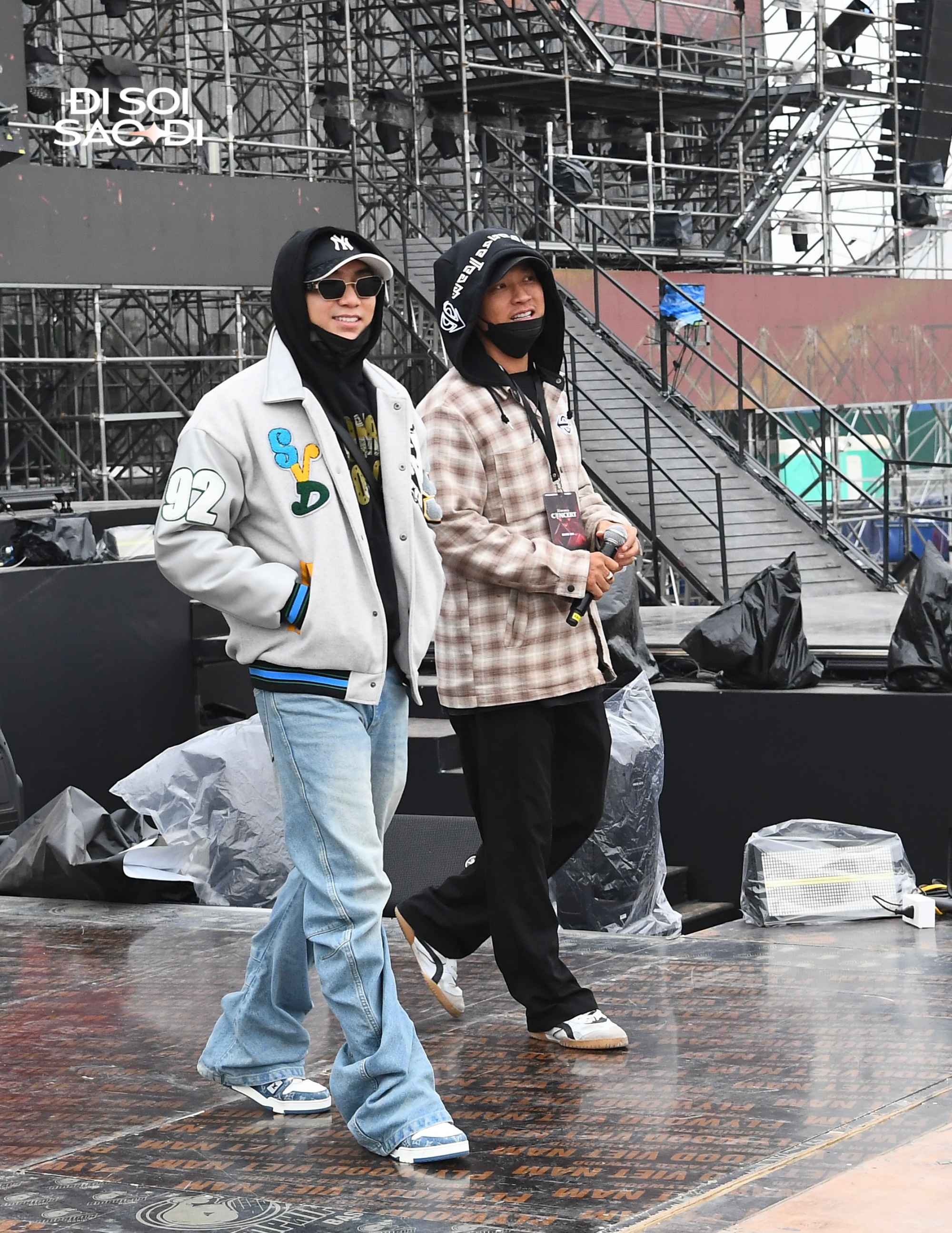 Dàn anh tài trùm kín mít tổng duyệt concert Chông Gai dưới trời rét buốt, SOOBIN vừa xuất hiện đã “check var” ngay!- Ảnh 11.