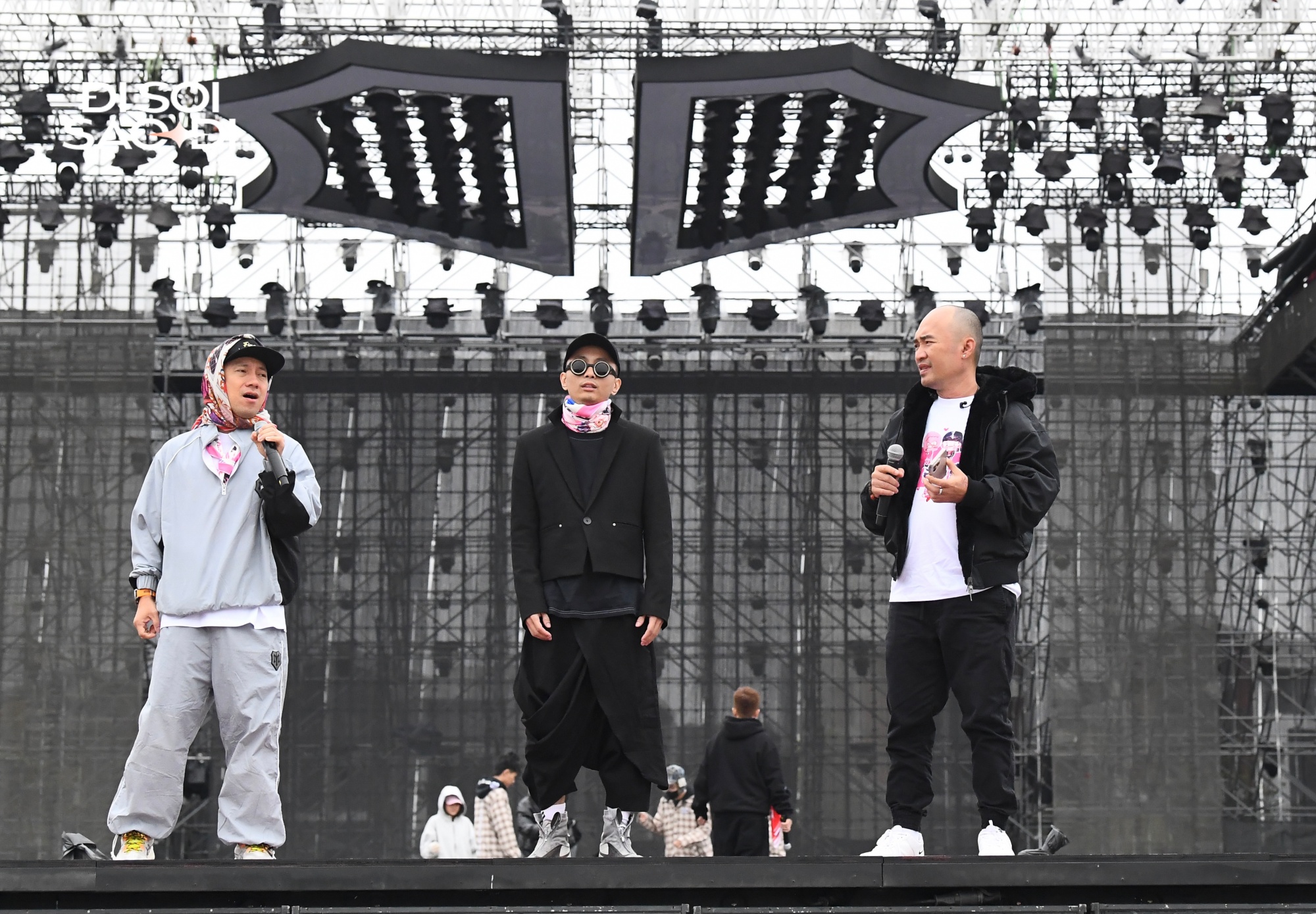 Dàn anh tài trùm kín mít tổng duyệt concert Chông Gai dưới trời rét buốt, SOOBIN vừa xuất hiện đã “check var” ngay!- Ảnh 1.