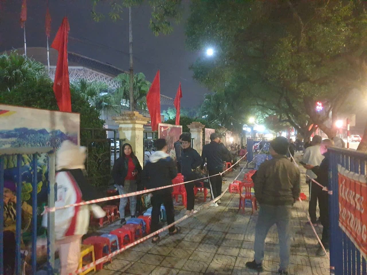 Sốt vé AFF Cup, dân "phe" hét giá vé trận Việt Nam – Indonesia lên cao chóng mặt- Ảnh 2. Sốt vé AFF Cup, dân "phe" hét giá vé trận Việt Nam – Indonesia lên cao chóng mặt- Ảnh 2.