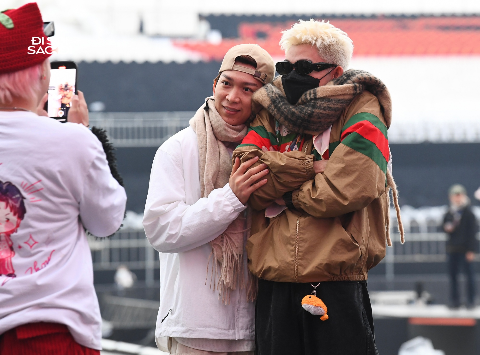 Dàn anh tài trùm kín mít tổng duyệt concert Chông Gai dưới trời rét buốt, SOOBIN vừa xuất hiện đã “check var” ngay!- Ảnh 4.