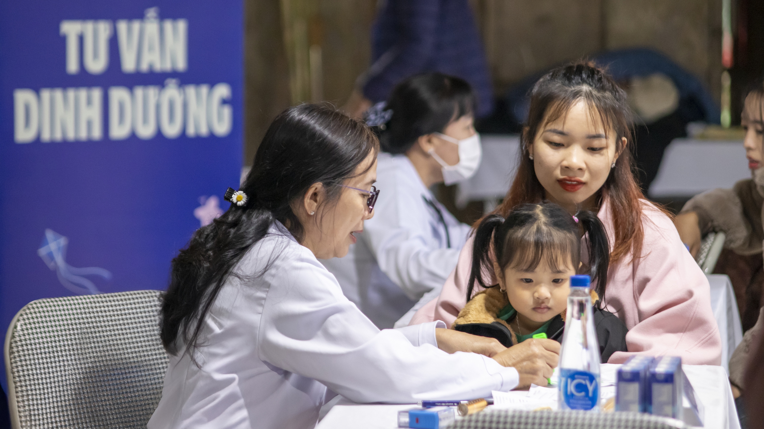 Hộp quà bất ngờ từ Vinamilk mang niềm vui ấm áp đến trẻ em vùng cao
- Ảnh 10. Hộp quà bất ngờ từ Vinamilk mang niềm vui ấm áp đến trẻ em vùng cao
- Ảnh 10.