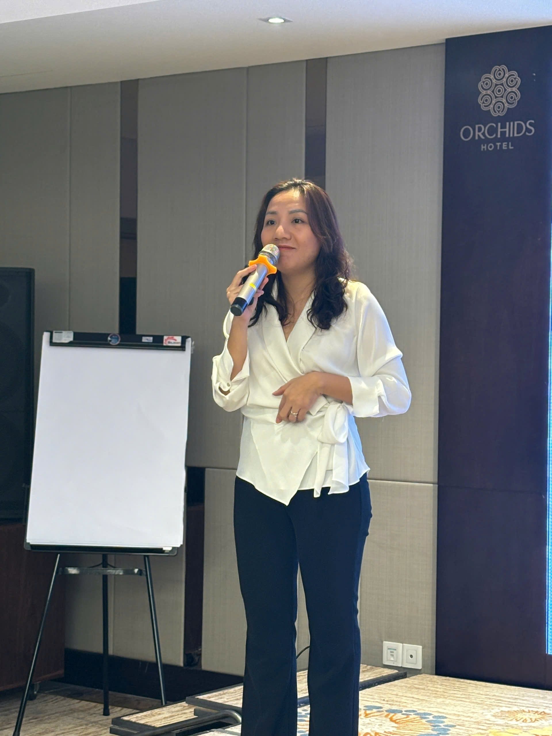 May váy cho bà, đóng giày cho ông - ‘Thế hệ bạc’ trên 60 tuổi: ‘Đại dương xanh’ trong làn sóng đóng cửa của nhiều chuỗi thời trang Việt- Ảnh 3.
