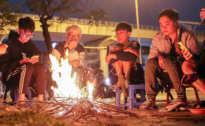 Hà Nội sắp đón đợt rét đậm đầu tiên, nhiệt độ thấp nhấp 10 độ C- Ảnh 1.