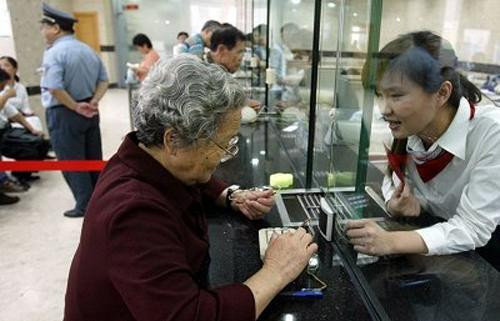 Bà cụ 80 tuổi rút tiền để mua vàng, ngân viên ngân hàng quyết ngăn cản, cuối cùng còn được khen thưởng