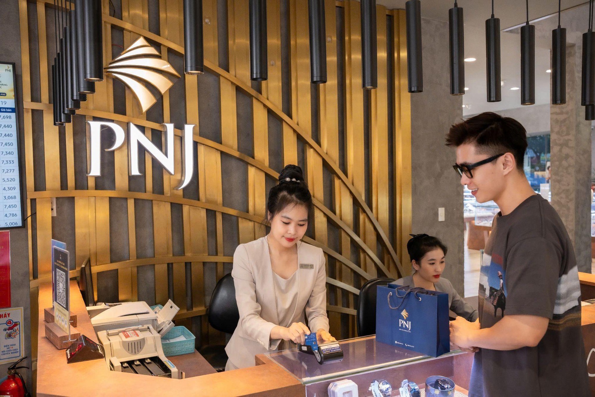8 lần liên tiếp PNJ vào top 50 công ty kinh doanh hiệu quả nhất vn- Ảnh 2.