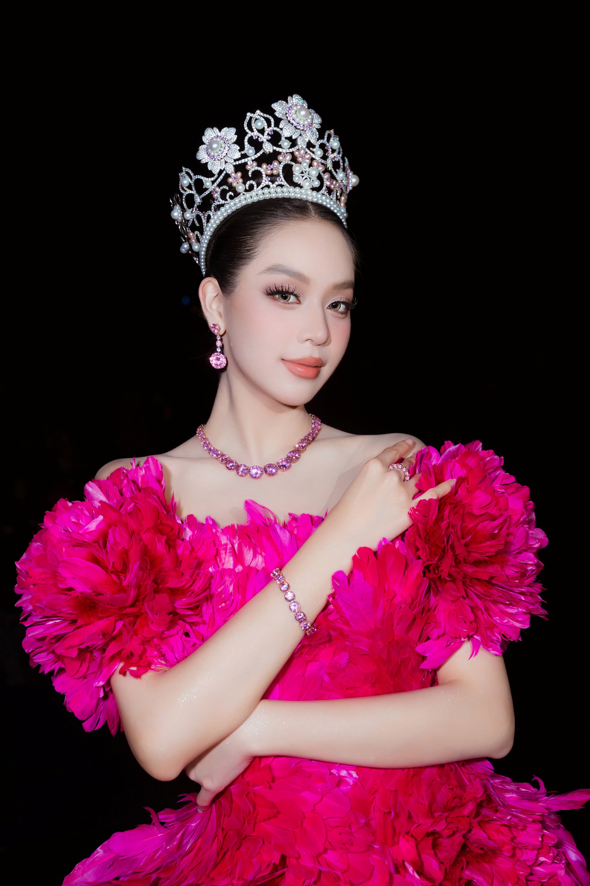 Trong 1 tháng “ẵm” 3 danh hiệu quốc tế, nhà Sen Vàng đạt thành tích “vô tiền khoáng hậu”, giúp nhan sắc Việt tăng 8 bậc trên bảng xếp hạng sắc đẹp thế giới- Ảnh 1.