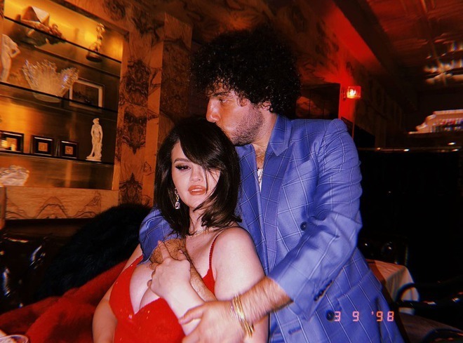 HOT: Selena Gomez bất ngờ thông báo đính hôn, khoe nhẫn kim cương cỡ khủng- Ảnh 5.