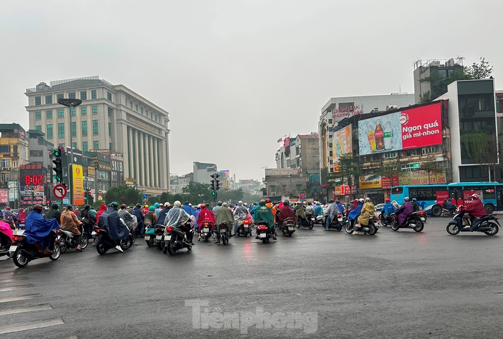 Cận cảnh các nút giao có hàng trăm xe máy đi ngược chiều, vượt đèn đỏ mỗi nhịp đèn- Ảnh 1.