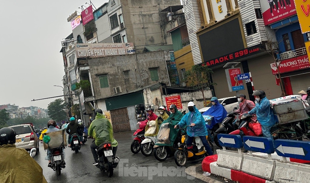 Cận cảnh các nút giao có hàng trăm xe máy đi ngược chiều, vượt đèn đỏ mỗi nhịp đèn- Ảnh 3.