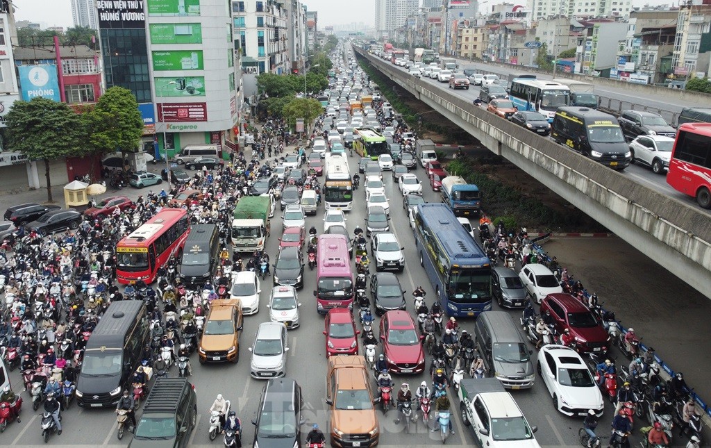 Cận cảnh các nút giao có hàng trăm xe máy đi ngược chiều, vượt đèn đỏ mỗi nhịp đèn- Ảnh 4.