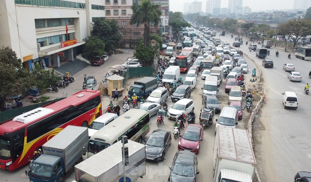 Cận cảnh các nút giao có hàng trăm xe máy đi ngược chiều, vượt đèn đỏ mỗi nhịp đèn- Ảnh 7.