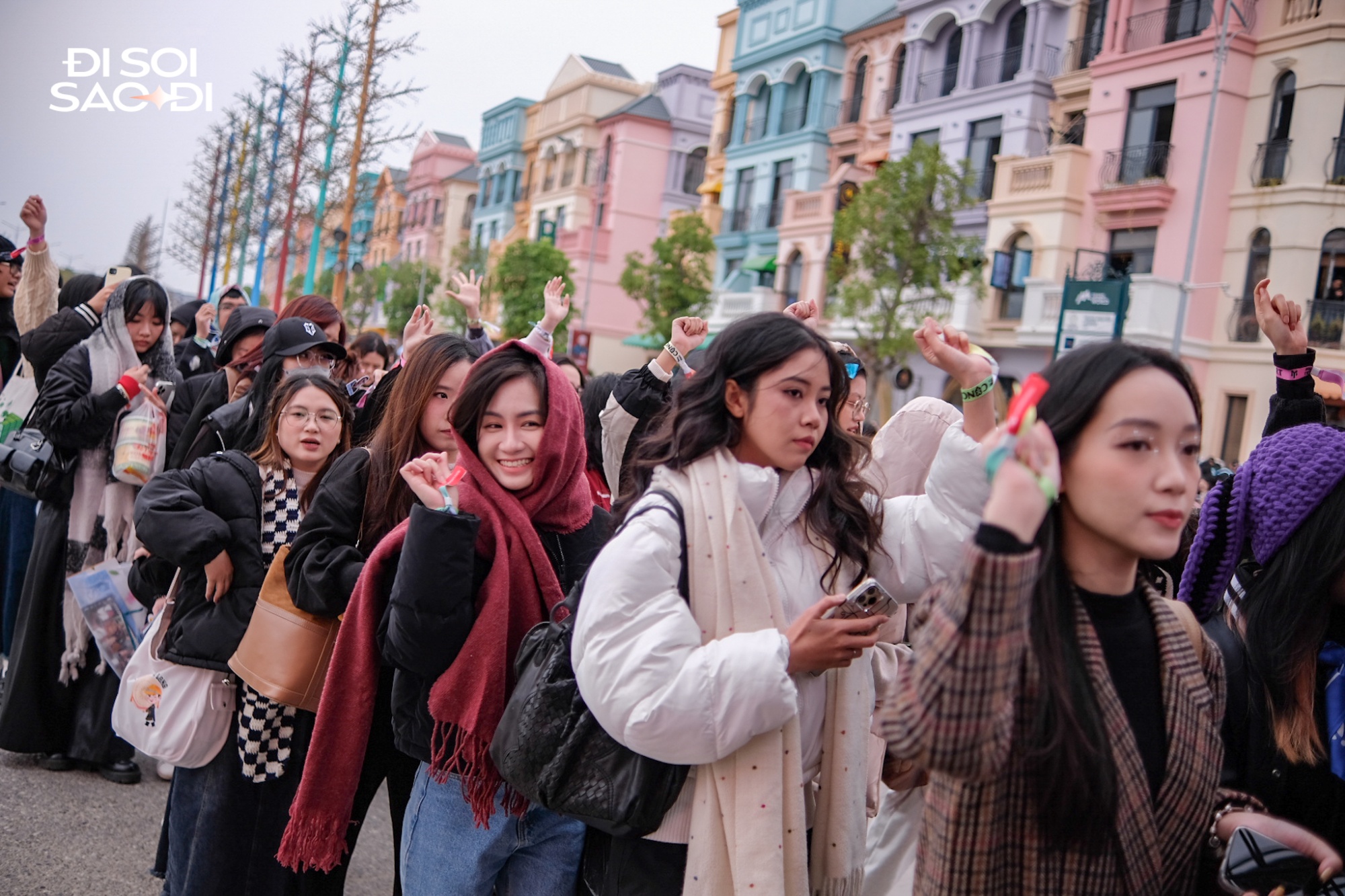 Trước giờ G concert Anh Trai Vượt Ngàn Chông Gai D-3: Fan gào thét khi thấy dàn anh tài dưới trời giá rét, không khí vui như đi "trẩy hội"- Ảnh 13.