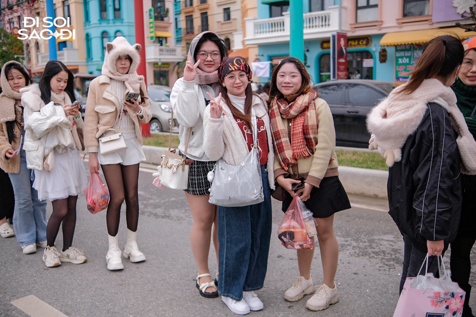 Trước giờ G concert Anh Trai Vượt Ngàn Chông Gai D-3: Fan gào thét khi thấy dàn anh tài dưới trời giá rét, không khí vui như đi "trẩy hội"- Ảnh 12.