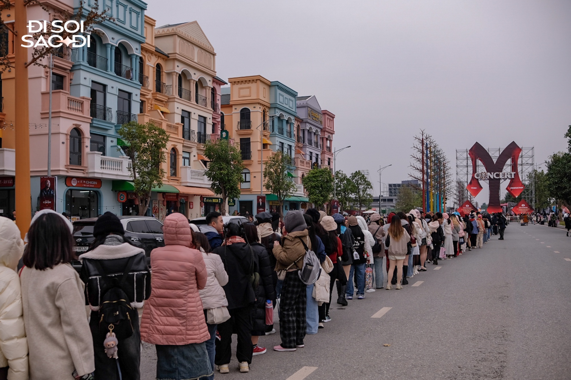 Trước giờ G concert Anh Trai Vượt Ngàn Chông Gai D-3: Fan gào thét khi thấy dàn anh tài dưới trời giá rét, không khí vui như đi "trẩy hội"- Ảnh 11.