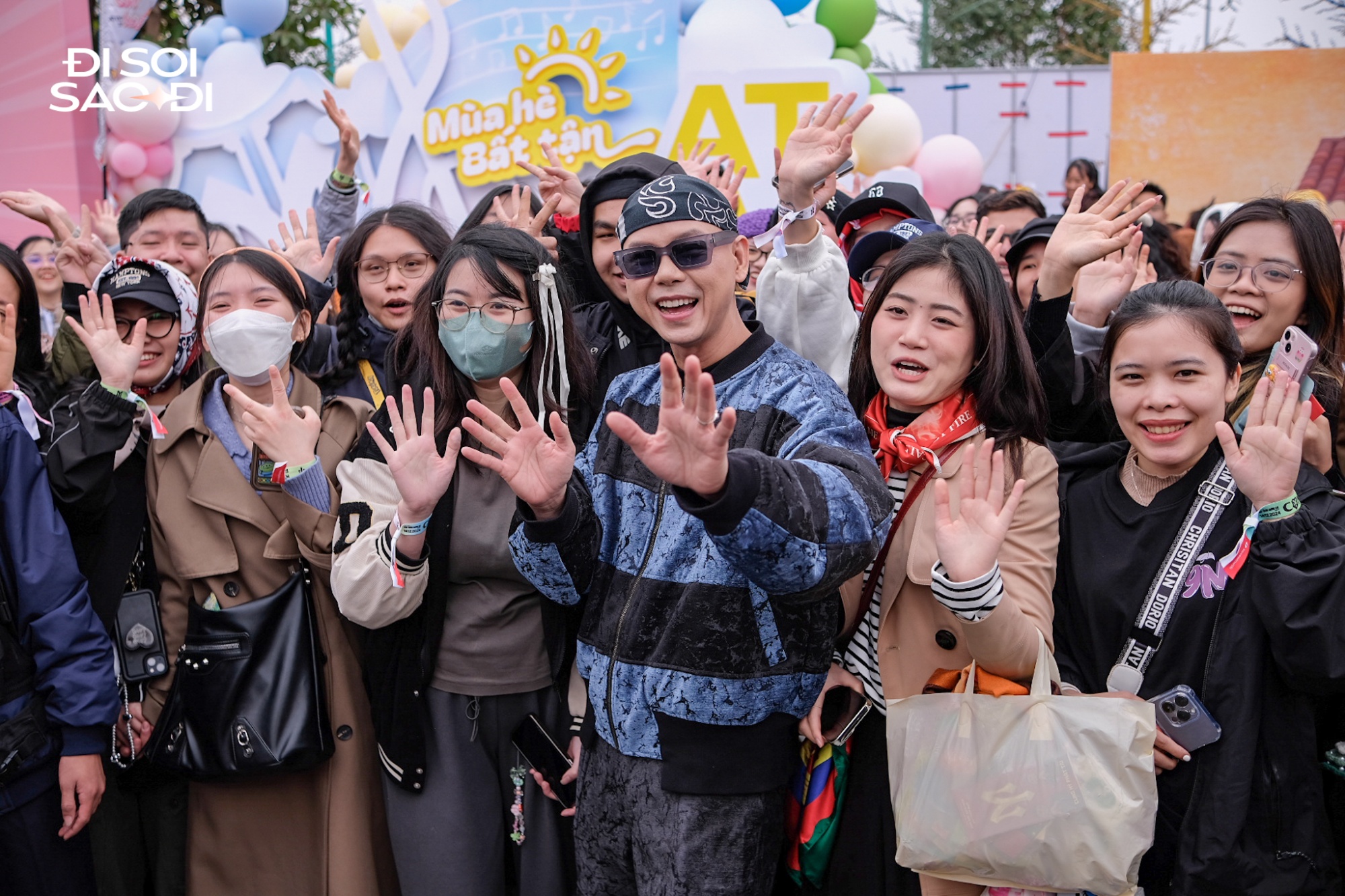 Trước giờ G concert Anh Trai Vượt Ngàn Chông Gai D-3: Fan gào thét khi thấy dàn anh tài dưới trời giá rét, không khí vui như đi "trẩy hội"- Ảnh 7.