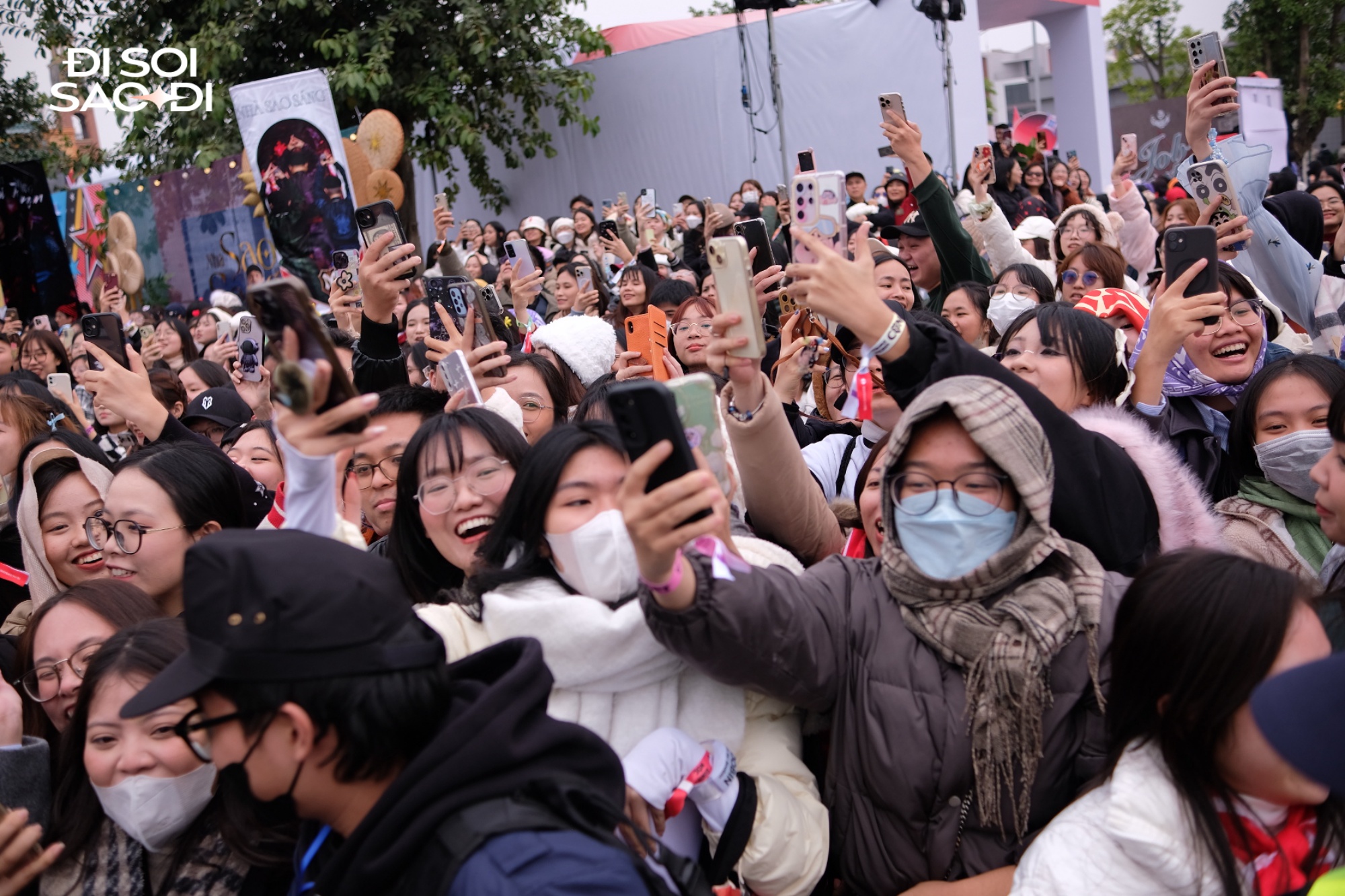 Trước giờ G concert Anh Trai Vượt Ngàn Chông Gai D-3: Fan gào thét khi thấy dàn anh tài dưới trời giá rét, không khí vui như đi "trẩy hội"- Ảnh 3.