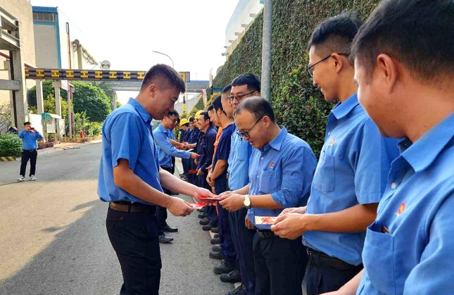 Doanh nghiệp ở Bình Dương thưởng Tết cao nhất gần 400 triệu đồng/người- Ảnh 1.