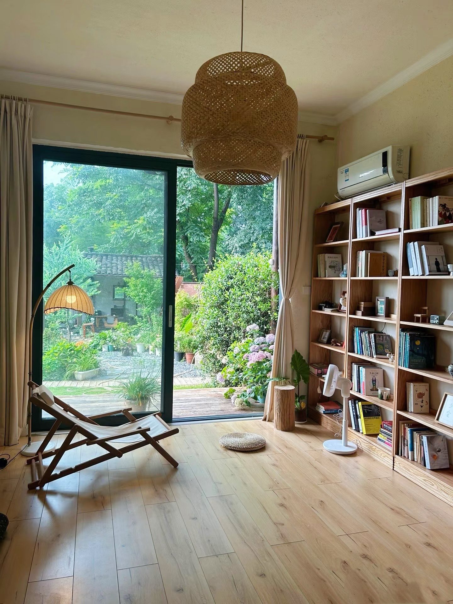 Muốn sống 1 mình thư giãn, chàng trai 30 tuổi bỏ phố về quê nghỉ hưu sớm: Chi 1,7 tỷ đồng xây nhà và khu vườn ngập hoa như phim hoạt hình- Ảnh 9. Muốn sống 1 mình thư giãn, chàng trai 30 tuổi bỏ phố về quê nghỉ hưu sớm: Chi 1,7 tỷ đồng xây nhà và khu vườn ngập hoa như phim hoạt hình- Ảnh 9.
