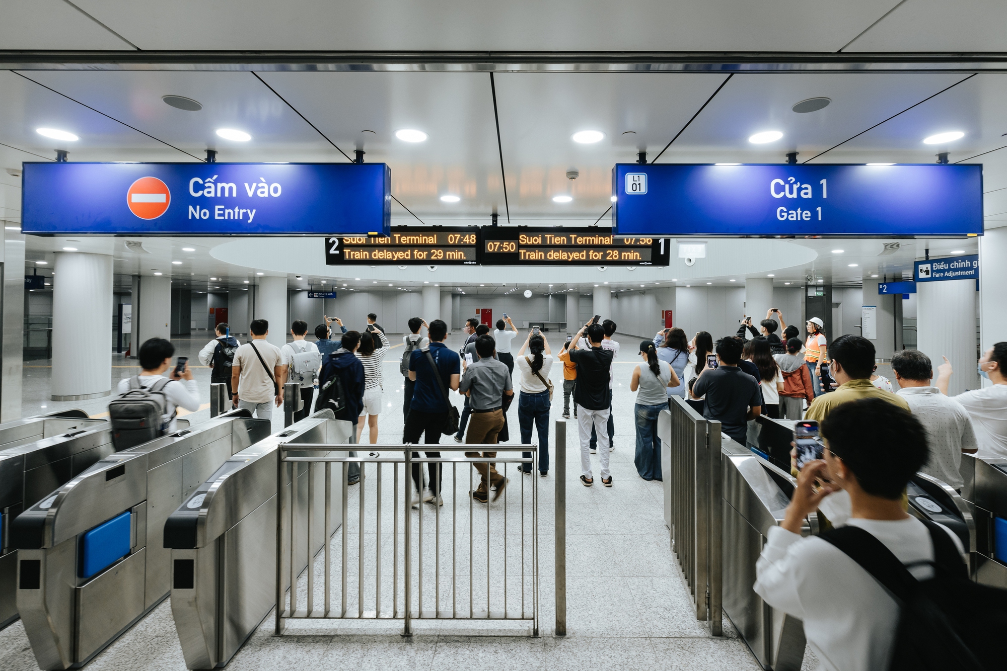 Ngỡ ngàng khung cảnh bên trong Metro số 1 trong những ngày người dân được trải nghiệm: "Còn hơn trong phim"- Ảnh 26.