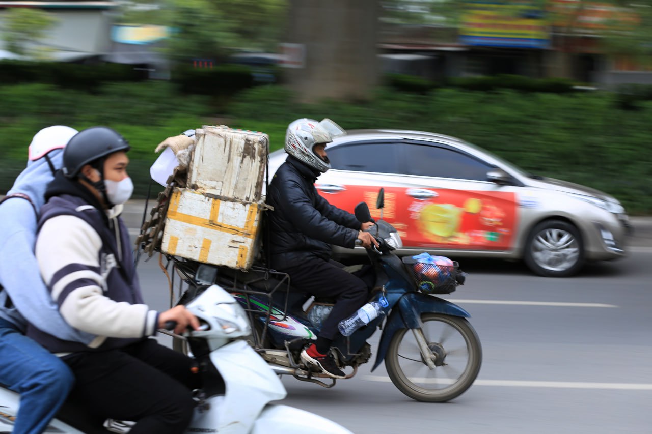 Hà Nội bước vào đợt rét đậm, người lao động vật lộn mưu sinh trong thời tiết lạnh giá 10 độ C- Ảnh 6.