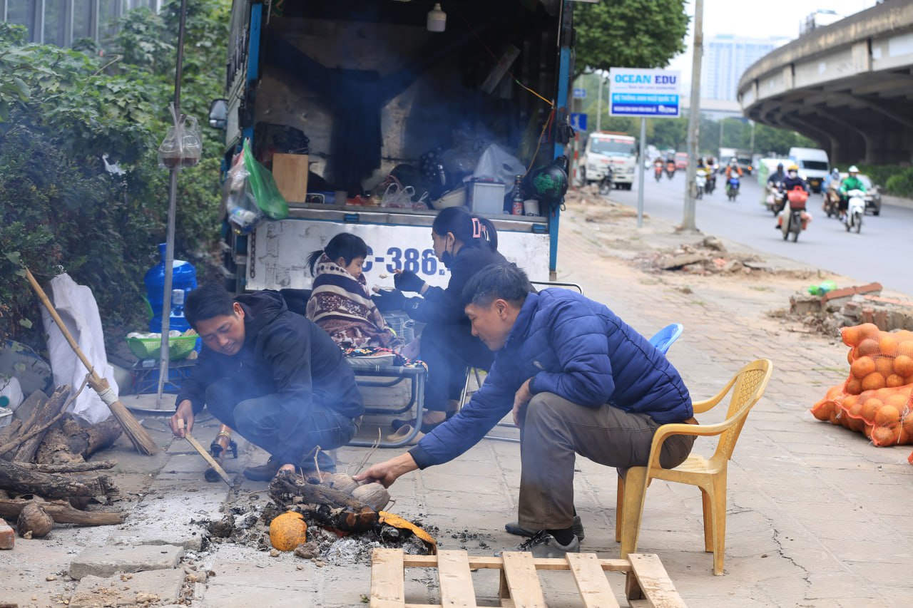 Hà Nội bước vào đợt rét đậm, người lao động vật lộn mưu sinh trong thời tiết lạnh giá 10 độ C- Ảnh 5.