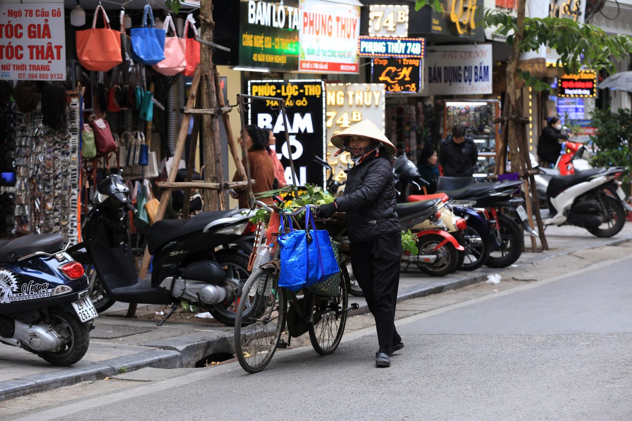 Hà Nội bước vào đợt rét đậm, người lao động vật lộn mưu sinh trong thời tiết lạnh giá 10 độ C- Ảnh 8.