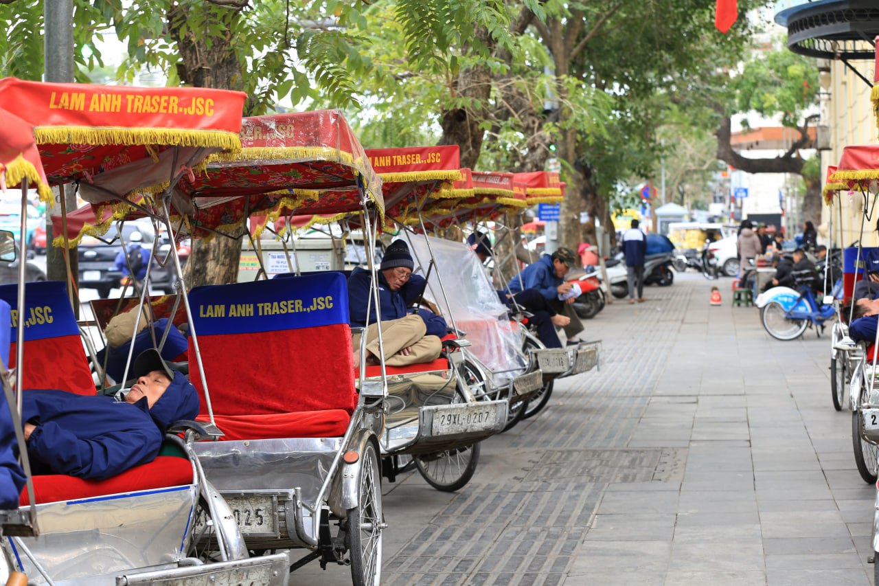 Hà Nội bước vào đợt rét đậm, người lao động vật lộn mưu sinh trong thời tiết lạnh giá 10 độ C- Ảnh 4.