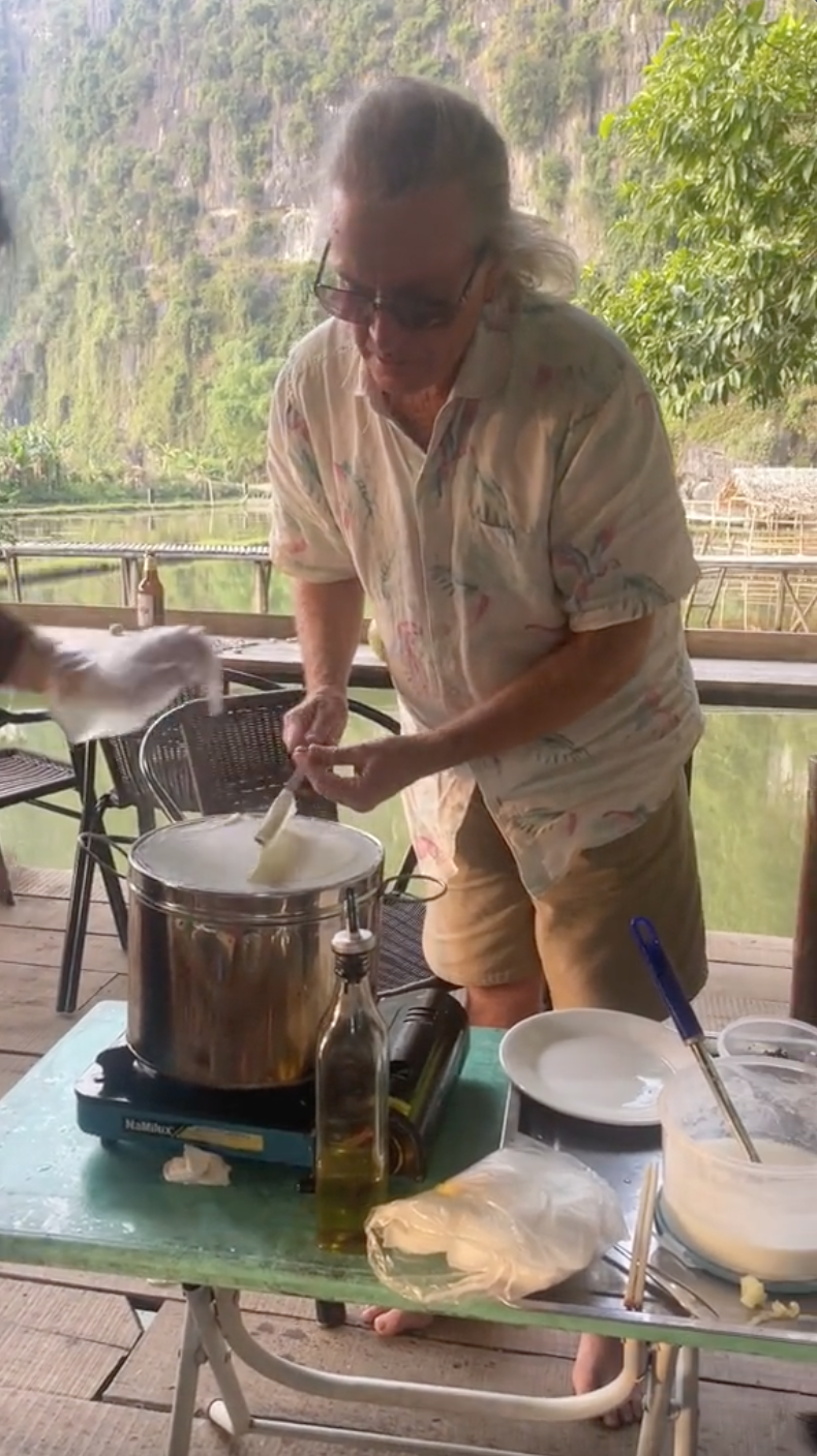 Du lịch Việt Nam, khách Tây thử làm một việc mà ngay cả nhiều người Việt cũng chưa từng, netizen tấm tắc khen ngợi- Ảnh 4. Du lịch Việt Nam, khách Tây thử làm một việc mà ngay cả nhiều người Việt cũng chưa từng, netizen tấm tắc khen ngợi- Ảnh 4.