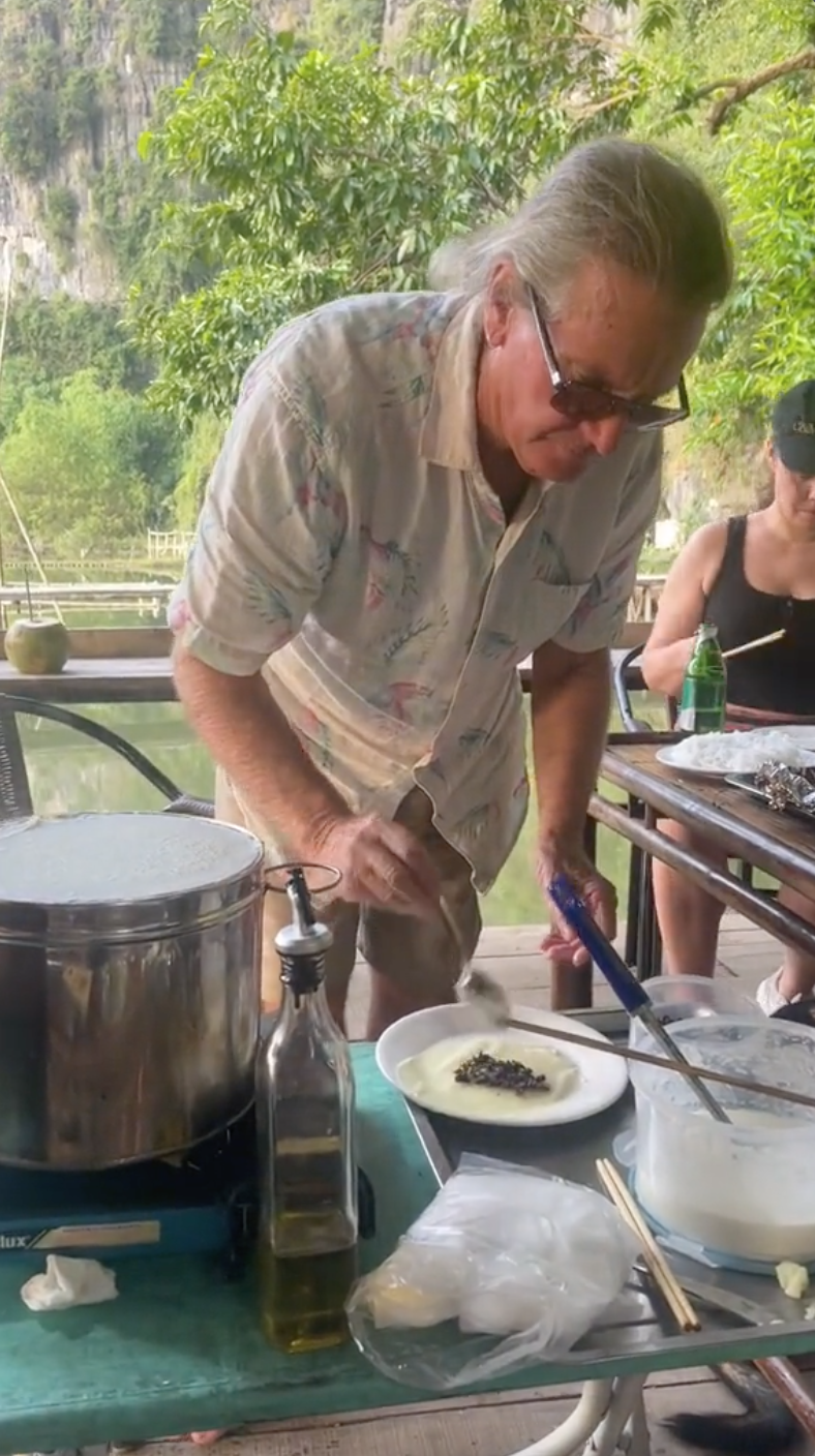 Du lịch Việt Nam, khách Tây thử làm một việc mà ngay cả nhiều người Việt cũng chưa từng, netizen tấm tắc khen ngợi- Ảnh 6. Du lịch Việt Nam, khách Tây thử làm một việc mà ngay cả nhiều người Việt cũng chưa từng, netizen tấm tắc khen ngợi- Ảnh 6.