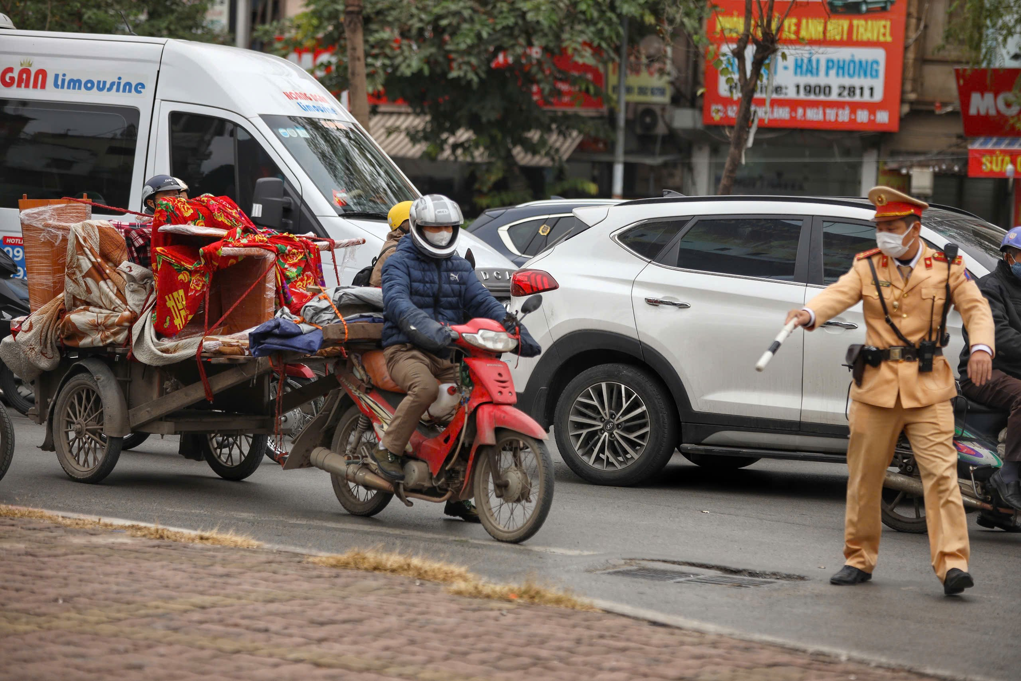 CSGT Hà Nội tăng cường xử lý xe ôm công nghệ, shipper vi phạm luật an toàn giao thông- Ảnh 6.